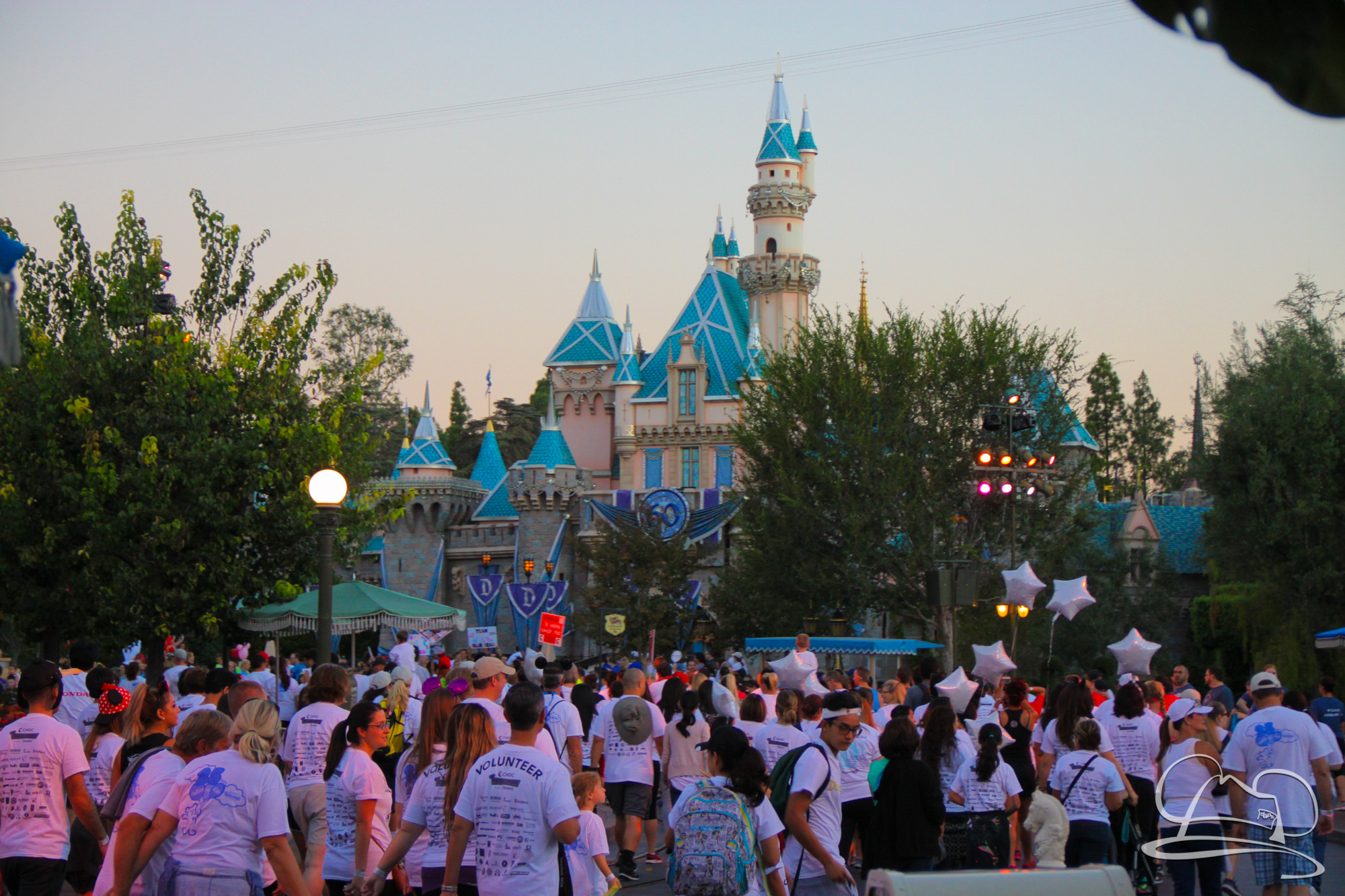 Thousands Walk Through Disneyland for Children’s Hospital of Orange County