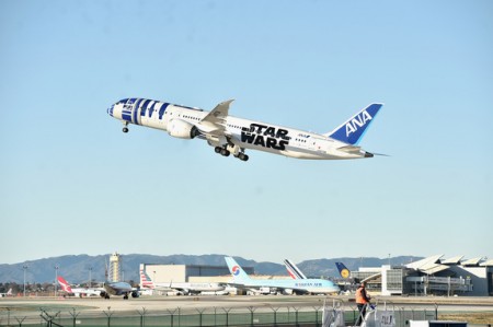 ‘Force Awakens’ Cast Flies to London Premiere in Style