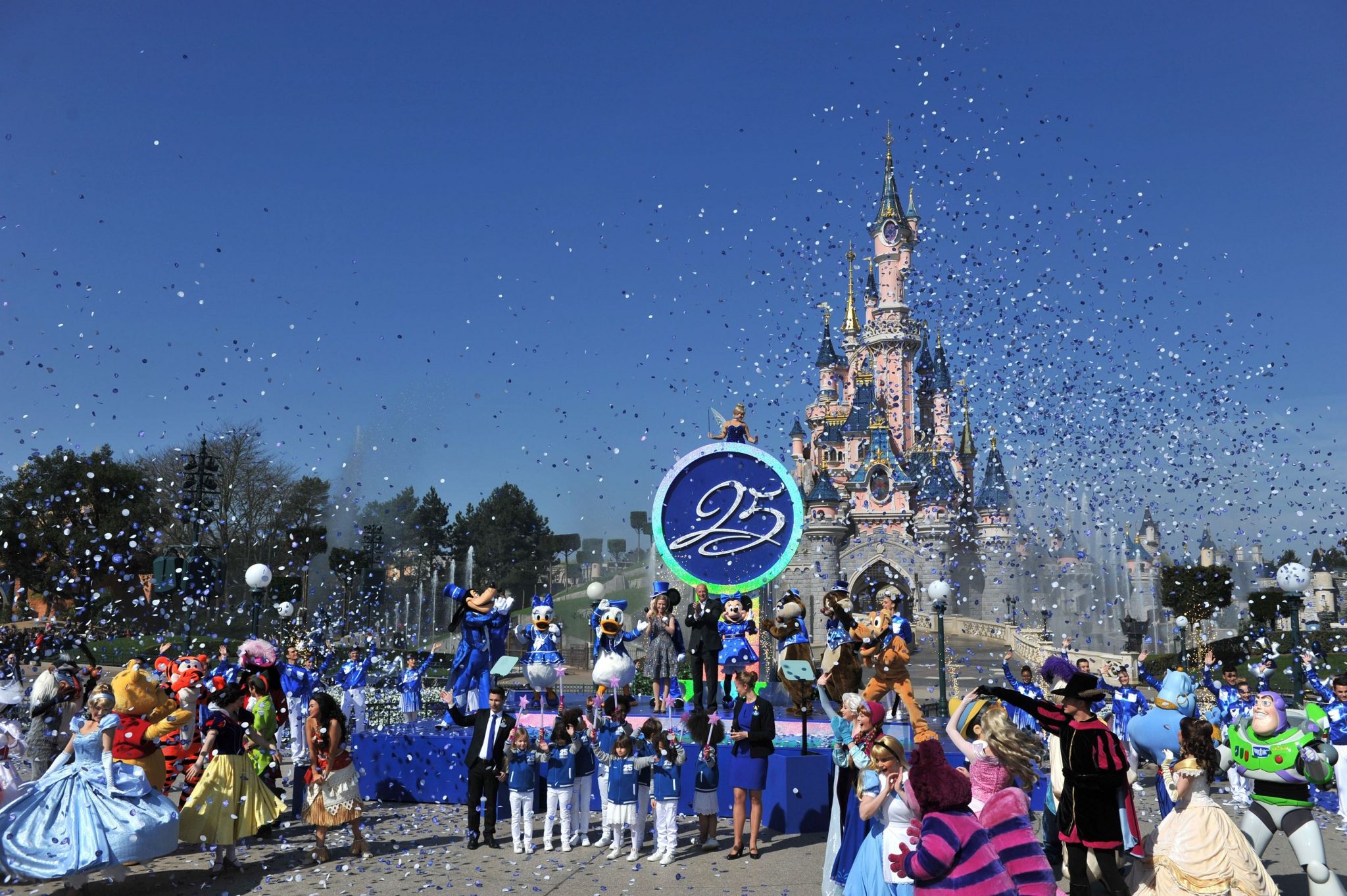 Disneyland Paris Launches 25th Anniversary With Stars and Sparkles!