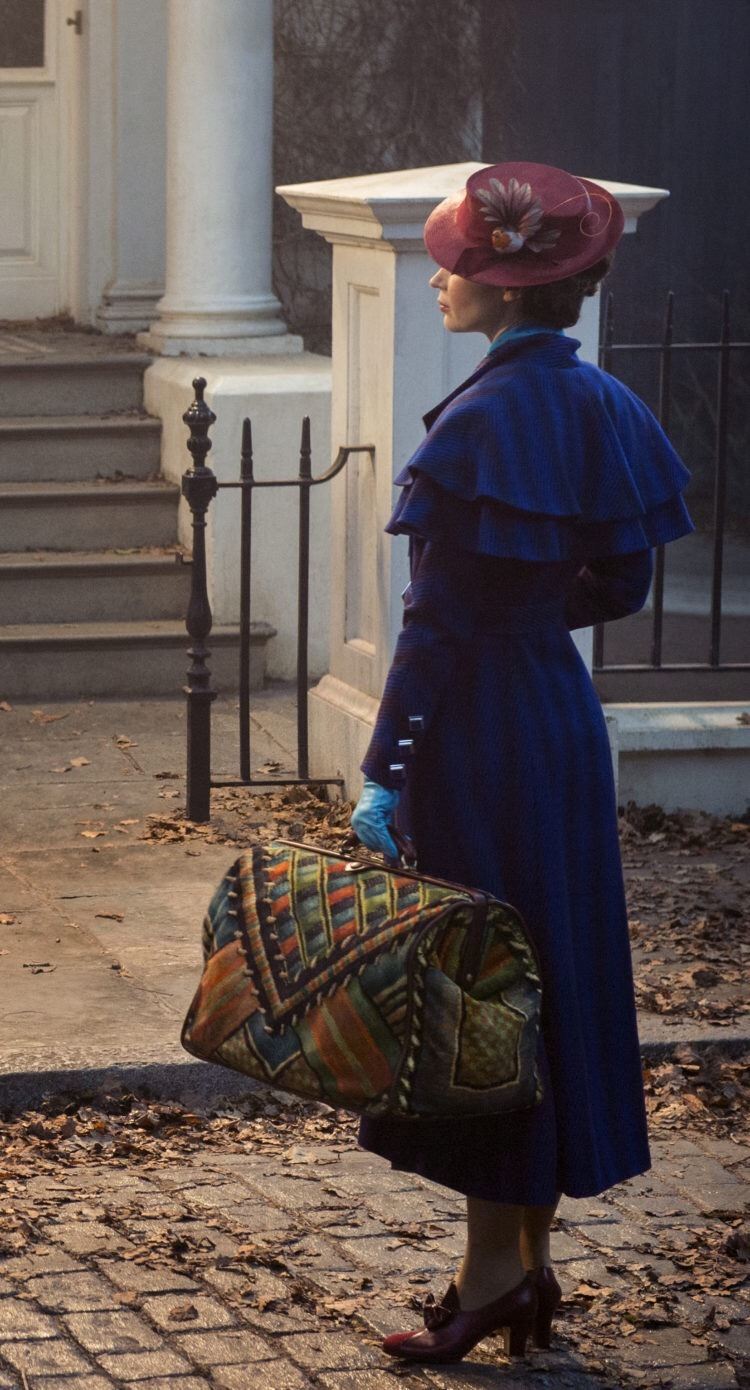 First Look at Emily Blunt in Mary Poppins Returns 