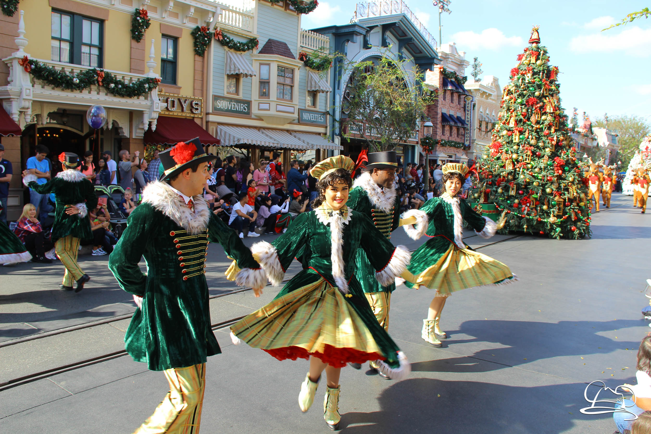 Holiday Time at the Disneyland Resort Kicks Off With A Christmas ...
