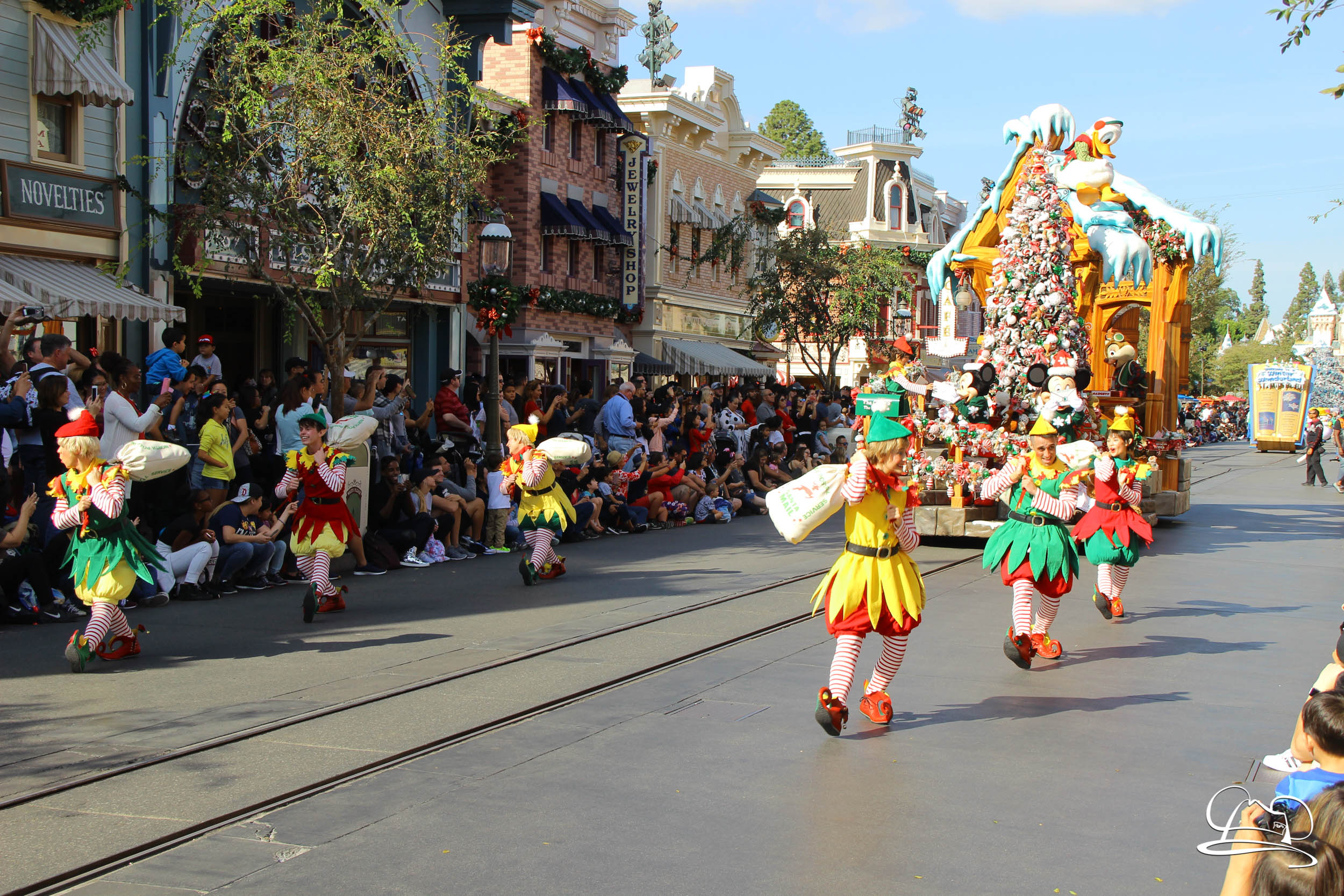 A Christmas Fantasy Parade - Holiday Time at the Disneyland Reso – DAPS MAGIC