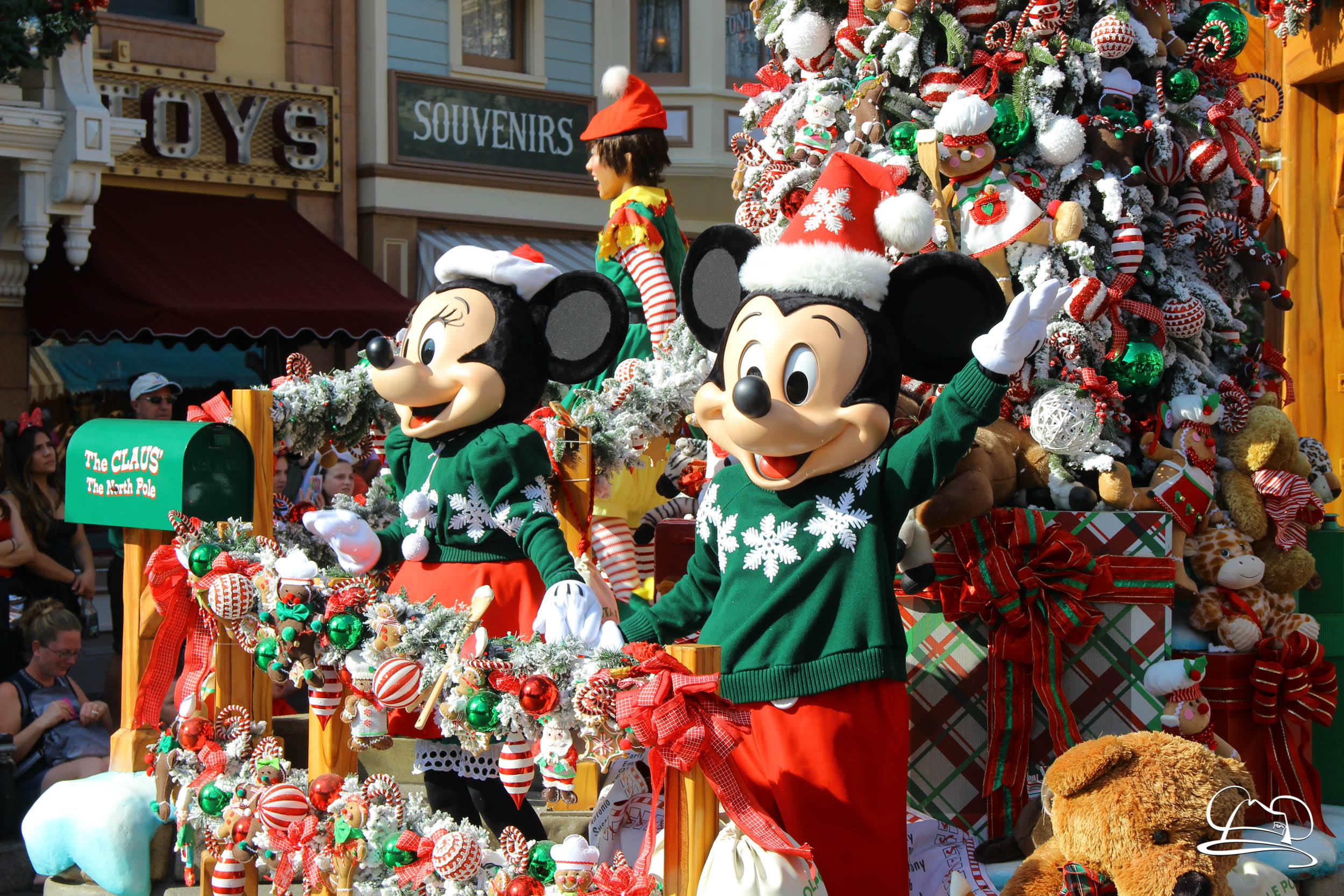 Holiday Time at the Disneyland Resort Kicks Off With A Christmas ...