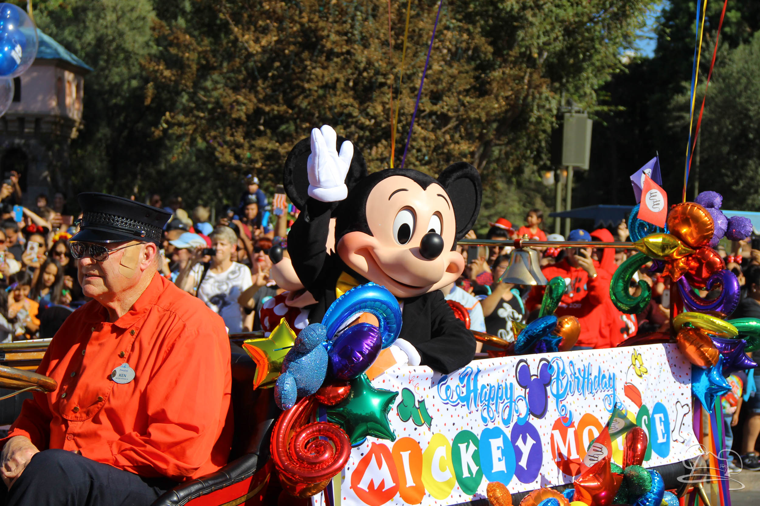 Disneyland Cavalcade Kicks Mickey Mouse 90th Celebration into 2019