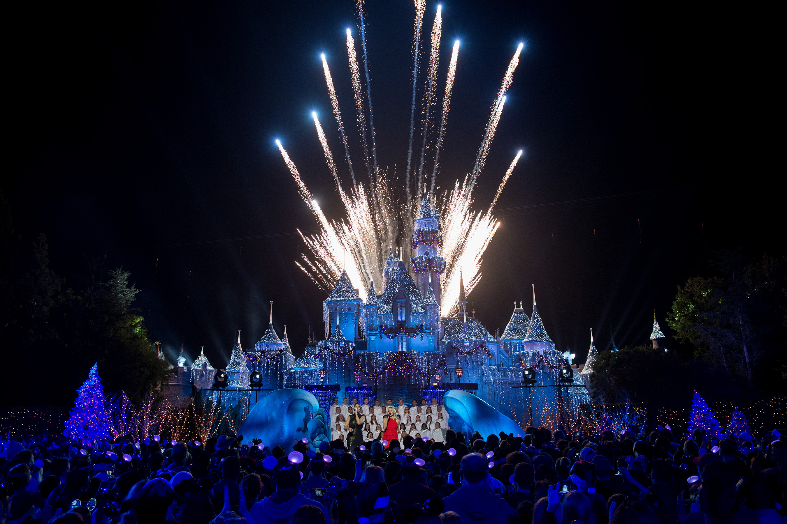 Disney Parks and Superstars to Light Up ABC’s Primetime Special ‘The Wonderful World of Disney: Magical Holiday Celebration’ Nov. 30