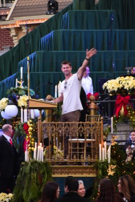 Chris Hemsworth To Narrate Disneyland’s Candlelight Processional