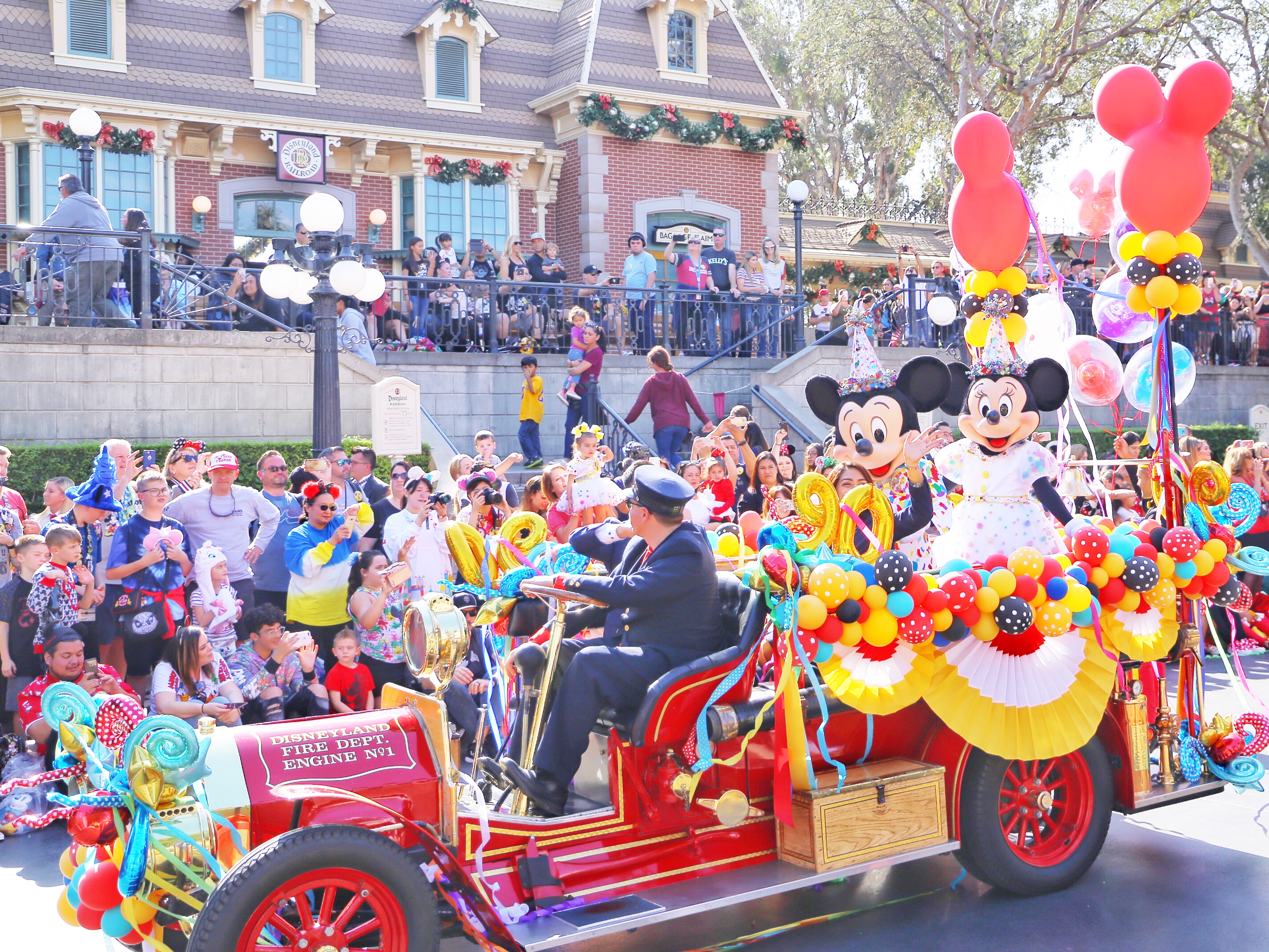 A Magical Celebration of Mickey and Minnie Mouse at Disneyland Park – DAPS VLOG