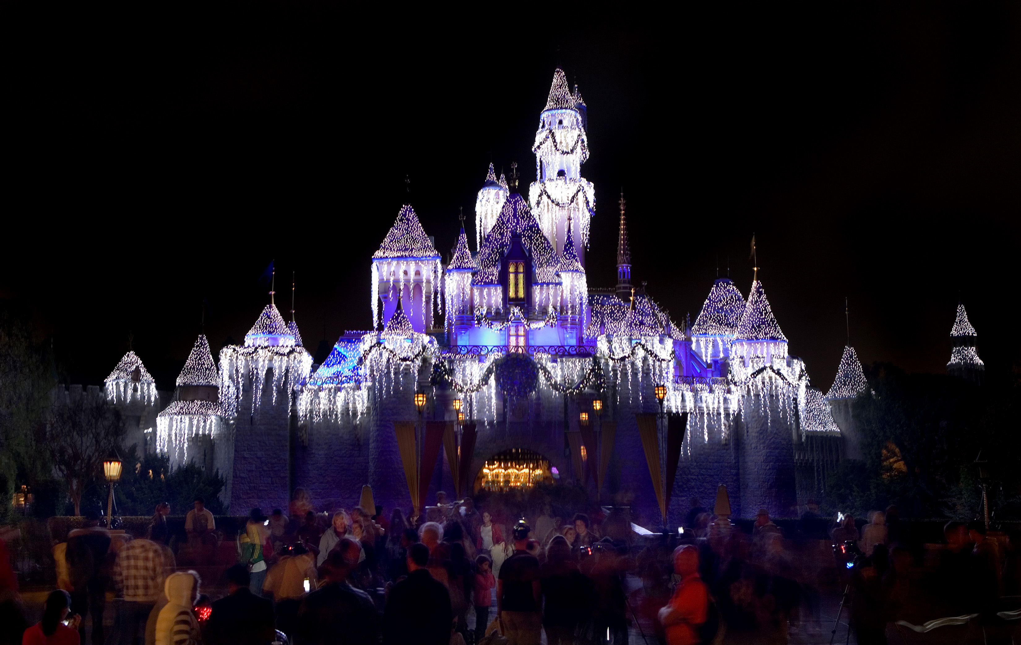 Disneyland Resort Shares Eight Reasons to Stay at the Disneyland Resort Hotels This Holiday Season