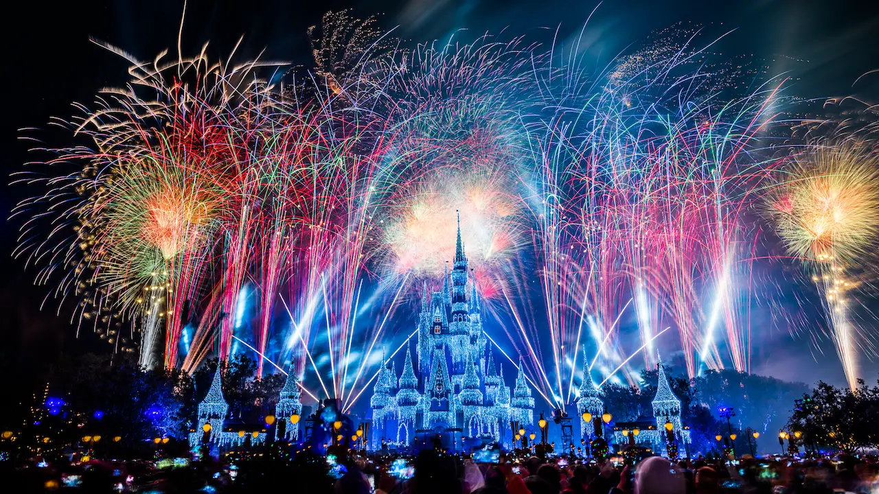 Celebrates With #DisneyParksLIVE as it Streams the Magic Kingdom’s New Year’s Eve Fireworks!