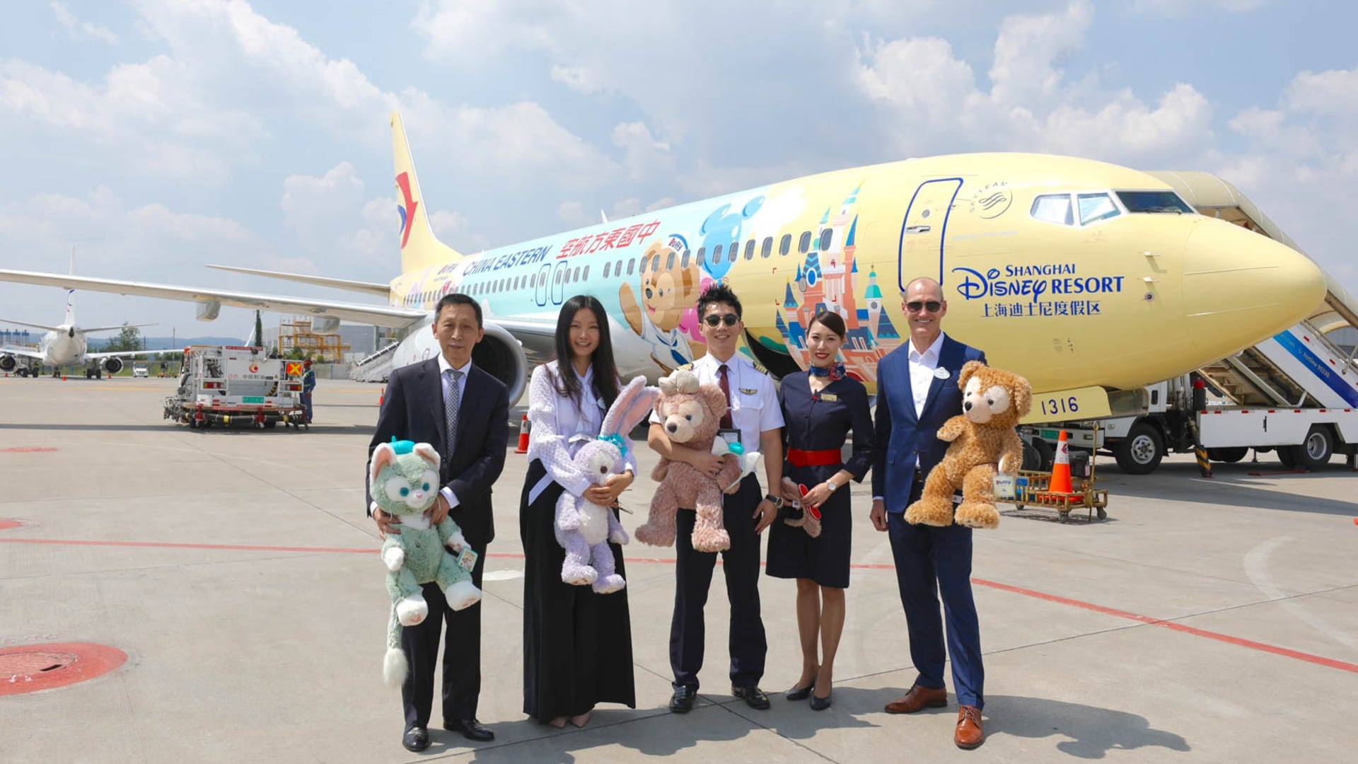 Shanghai Disney Resort Announces “Duffy Month” as Duffy the Disney Bear Takes to the Skies on China Eastern Airlines