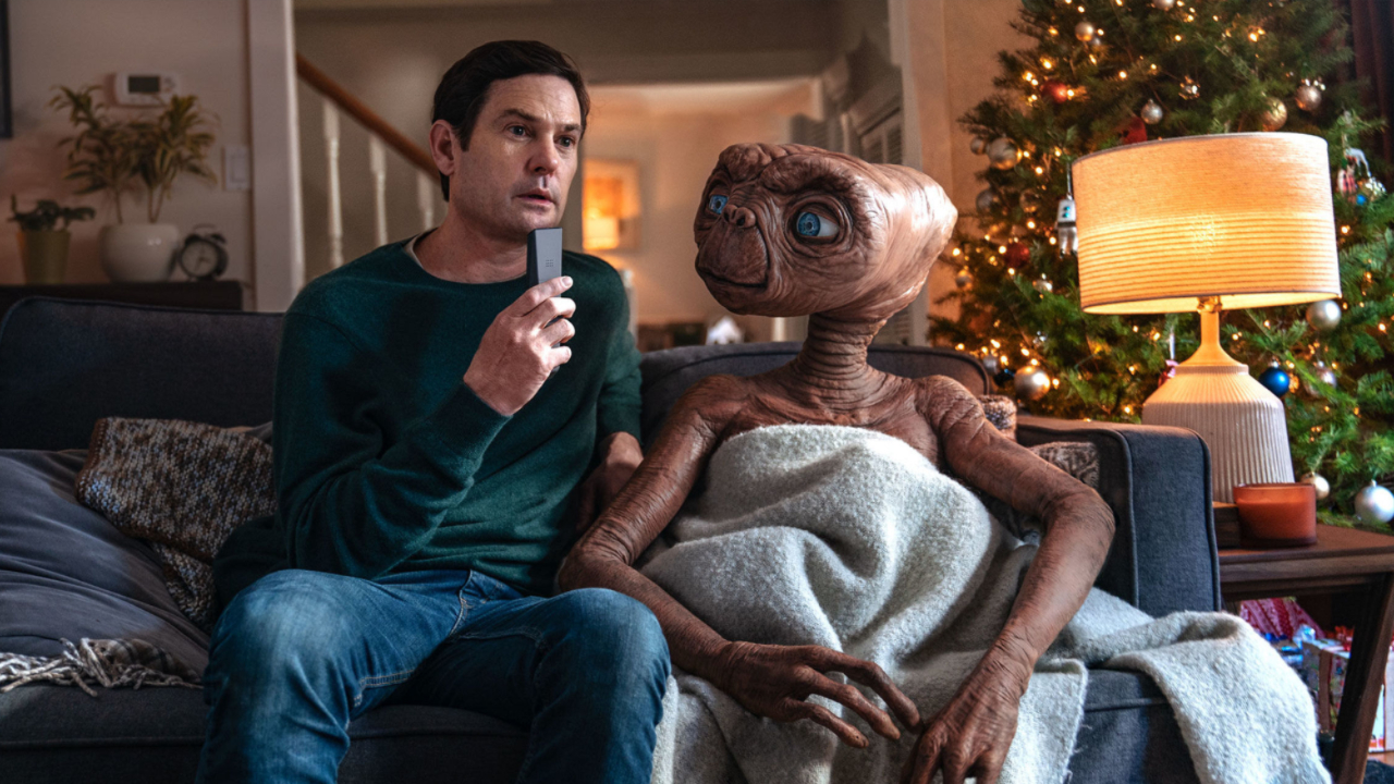 E.T. the Extra-Terrestrial and Real-life Elliott Reunite During Macy’s Thanksgiving Day Parade