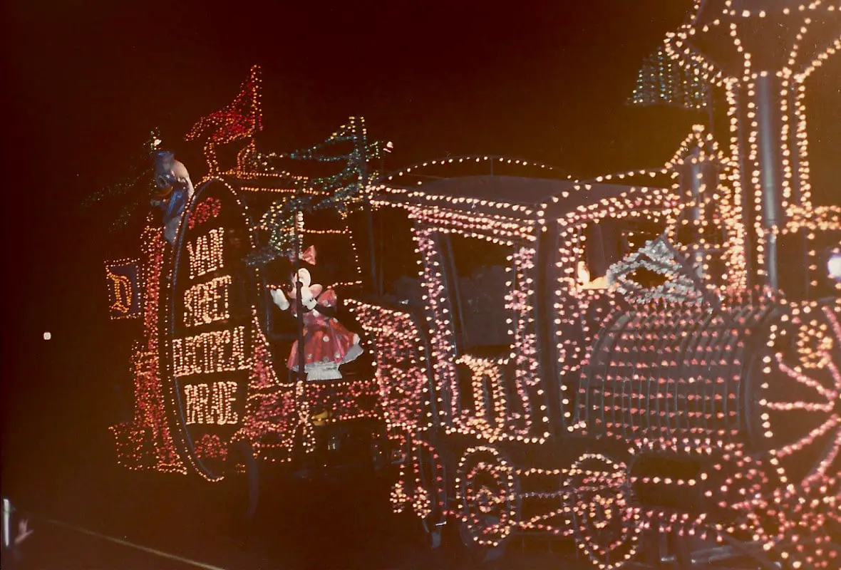 The giant drum that Casey pulled was evocative of the world’s largest drum from an earlier Disneyland Christmas parade.