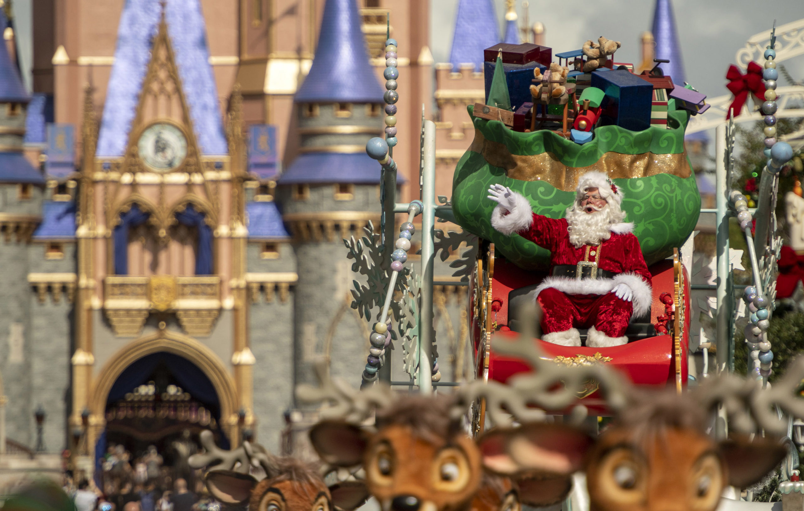 Holiday Cavalcades Bring Cheer to Magic Kingdom and Disney’s Animal Kingdom
