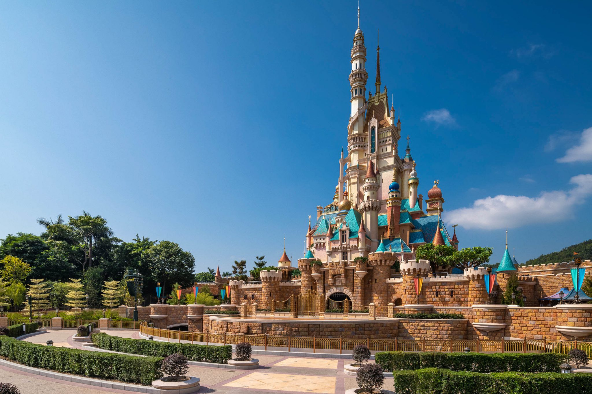 Photos: A Comprehensive Look at Hong Kong Disneyland's Castle of ...