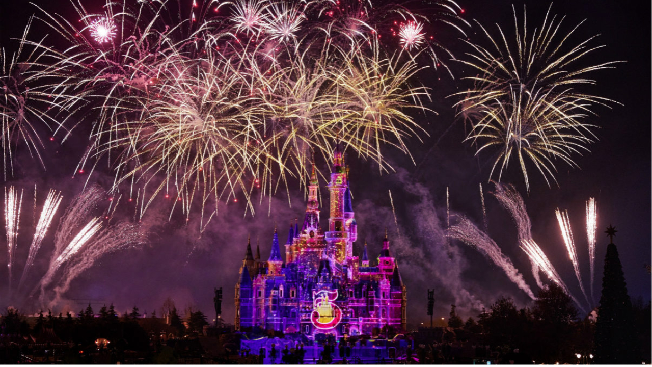 Fifth Anniversary Logo Revealed for Shanghai Disneyland During New Year’s Eve Fireworks!