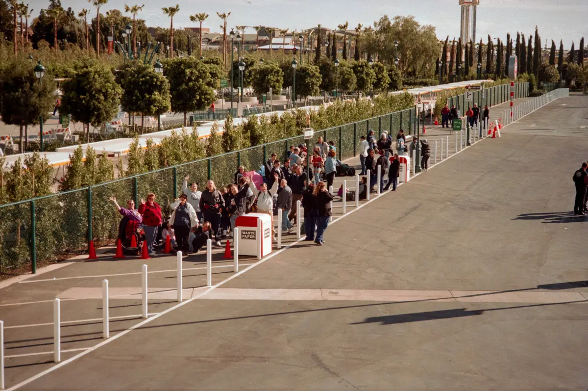 The crowd gathers at 4:00 on February 7, 2001