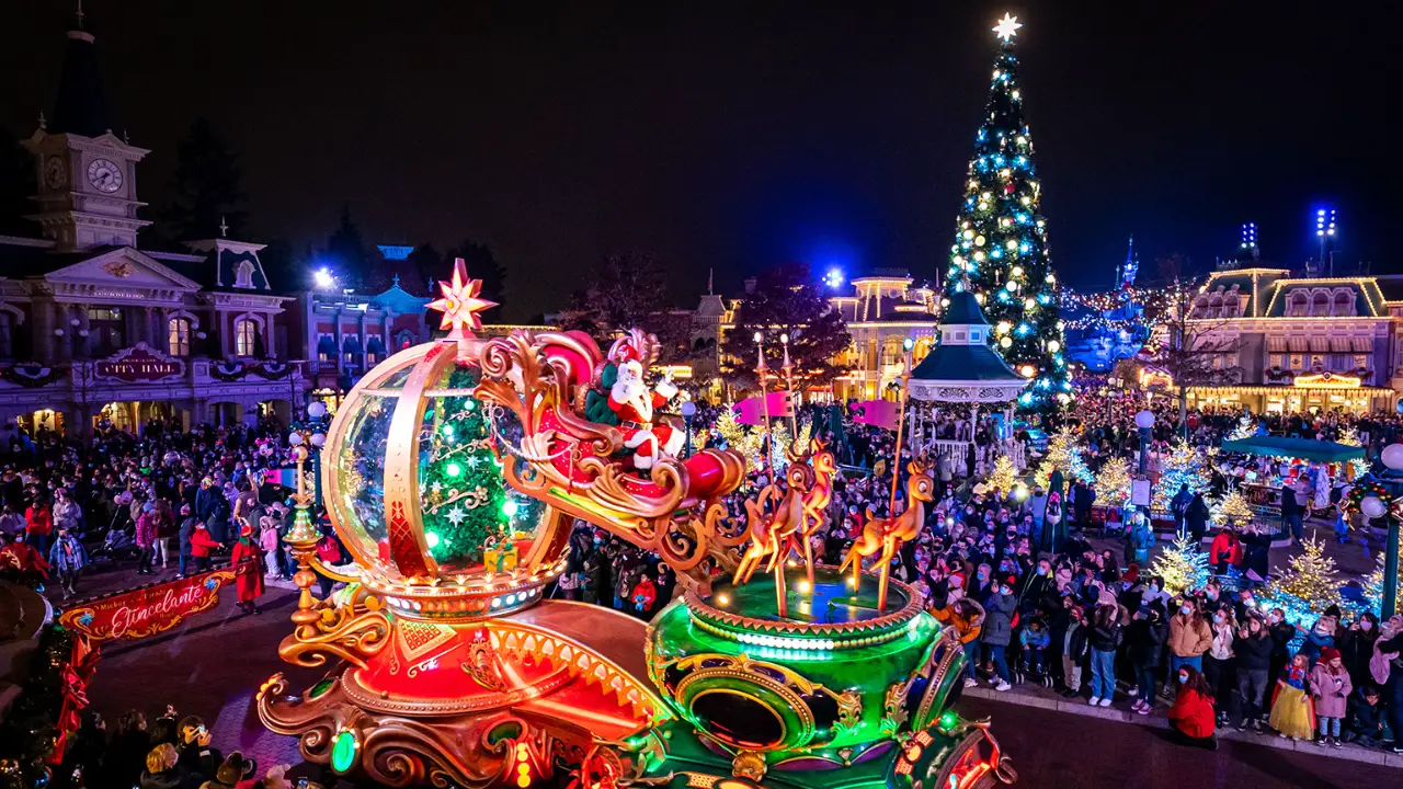 Take a Look at Mickey’s Dazzling Christmas Parade! at Disneyland Paris