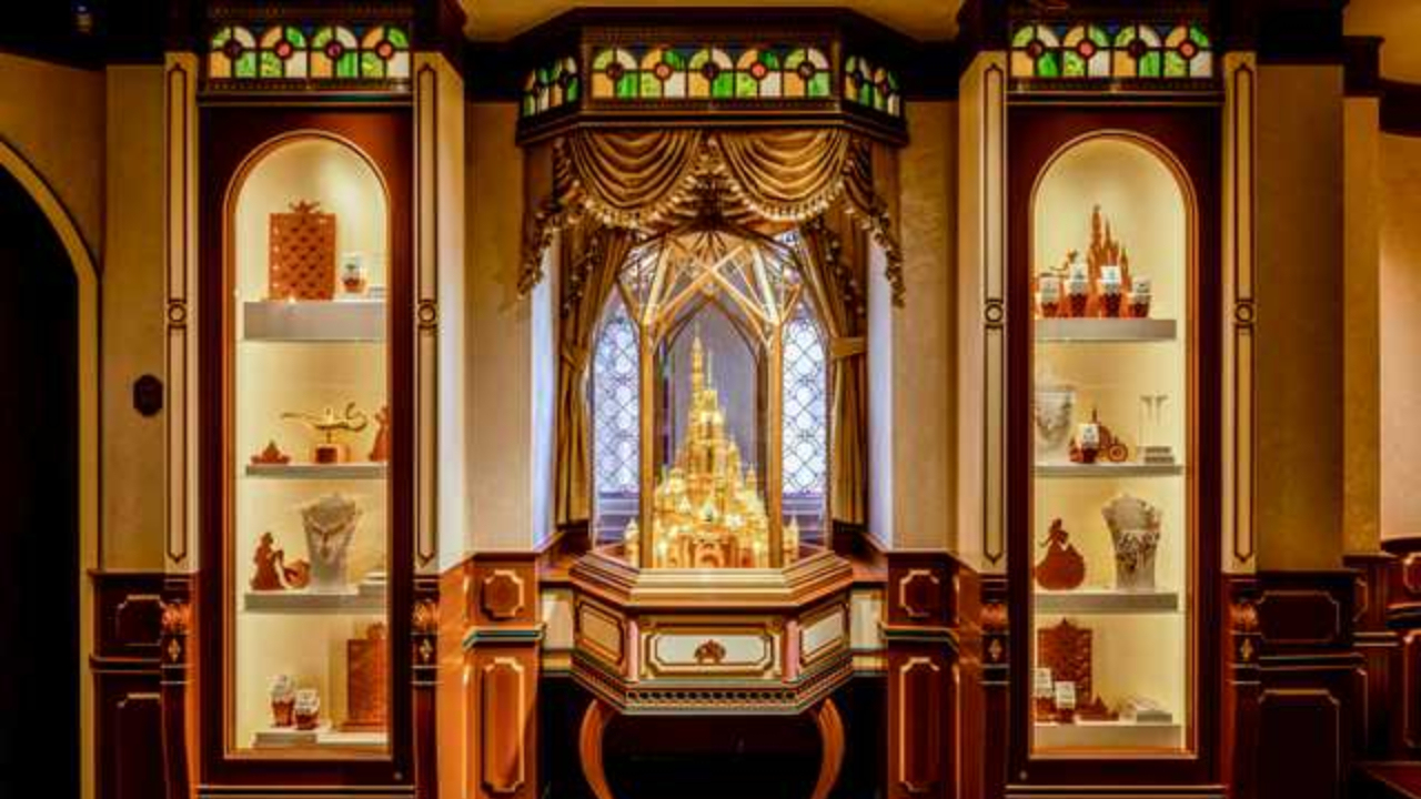 CHOW TAI FOOK Presents the World-Exclusive Pure Gold Hong Kong Disneyland Castle of Magical Dreams