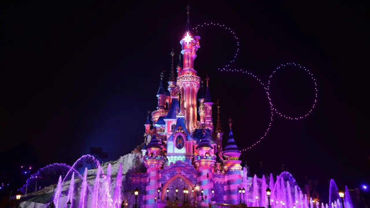 30th Anniversary Mickey Keychain Disneyland Paris new with tags