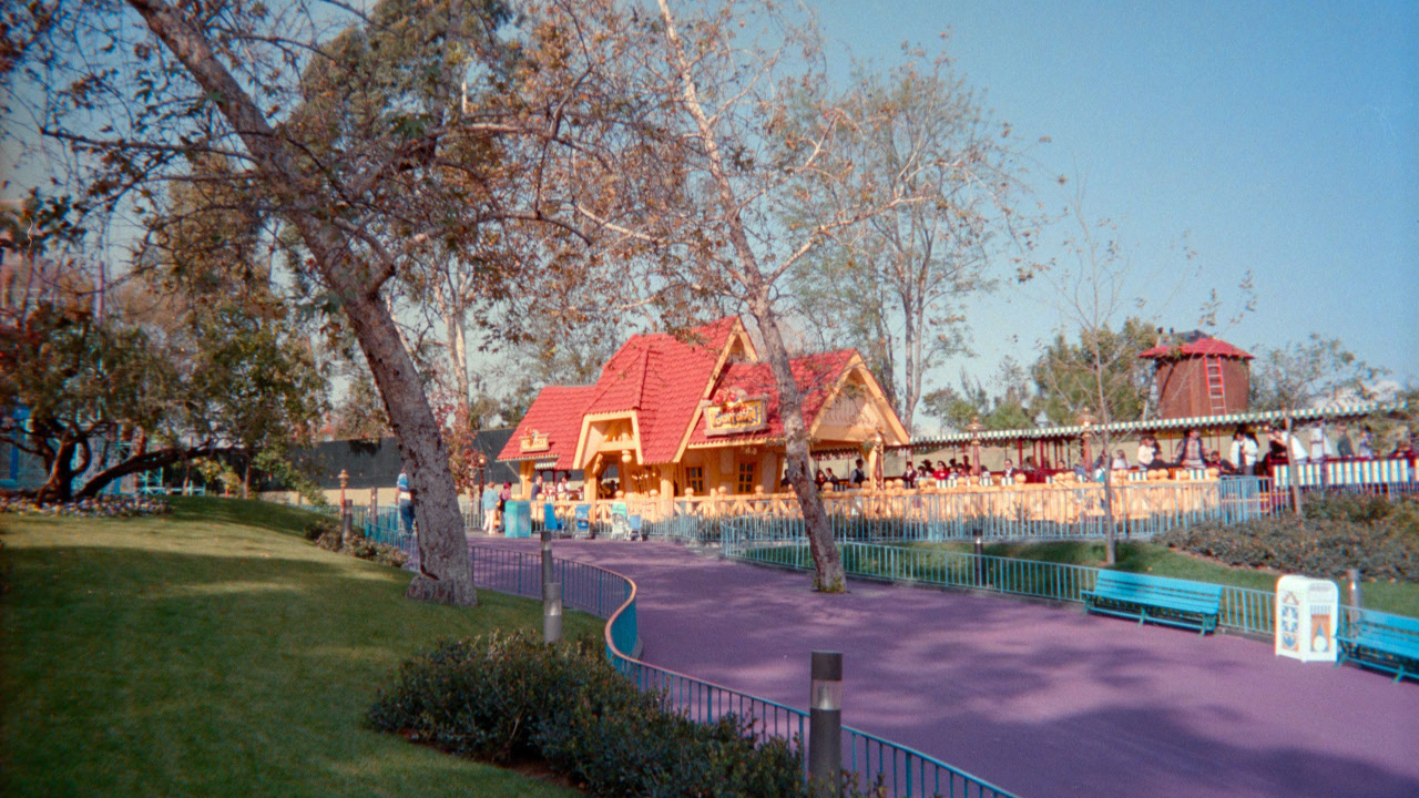 A New Train Station and Toy Shop – 30 Years Ago at Disneyland