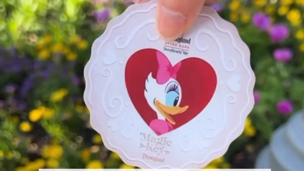 Disneyland After Dark: Sweethearts' Nite Magic Key Holder Keepsake - Featured Image