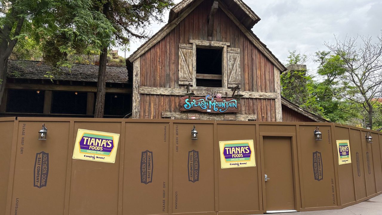 Mark Twain and Disneyland Railroad Spiels Updated as Walls Go Up Around Former Splash Mountain