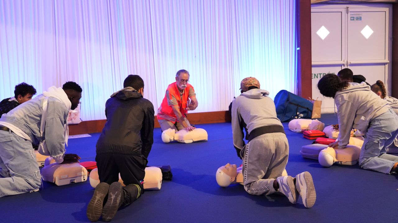 350 Young People of the French Red Cross Trained in First Aid at Disneyland Paris
