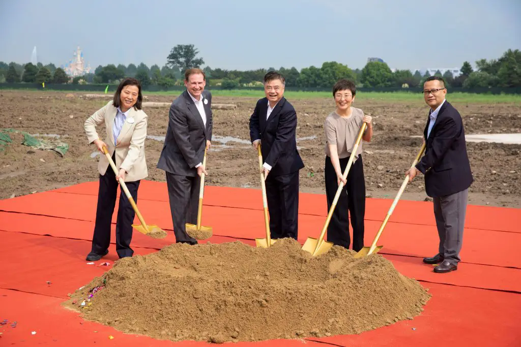 Representatives of the resort’s Joint Venture shareholders, Shanghai Shendi Group and The Walt Disney Company, executives of Shanghai Disney Resort and leadership from the Administrative Commission of Shanghai International Resort celebrated the start of construction of the resort’s third themed hotel
