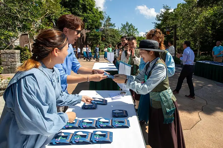 Cast Members Inducted as Citizens of Arendelle at New 'World of Frozen ...
