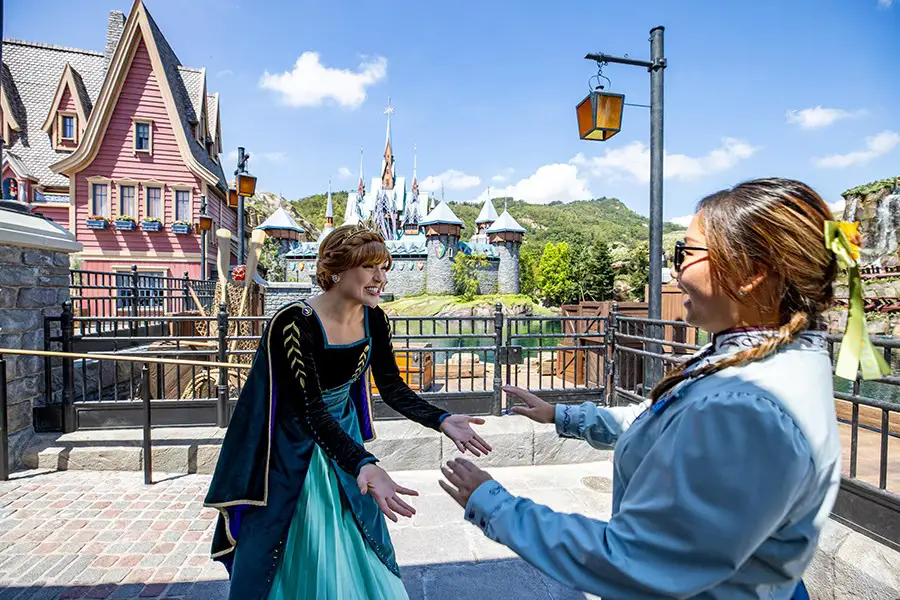 Cast Members Inducted as Citizens of Arendelle at New 'World of Frozen ...