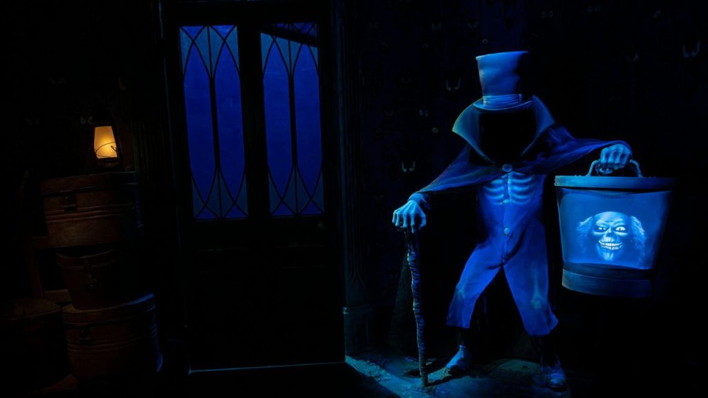 Hatbox Ghost Materializes At Haunted Mansion At Walt Disney World ...