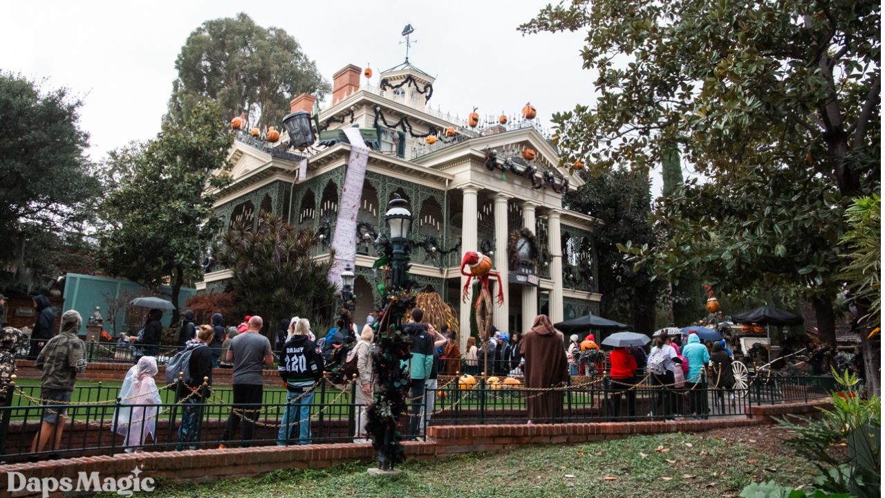Fans Say Goodbye to Haunted Mansion Holiday as it Says Goodbye for Foreseeable Future