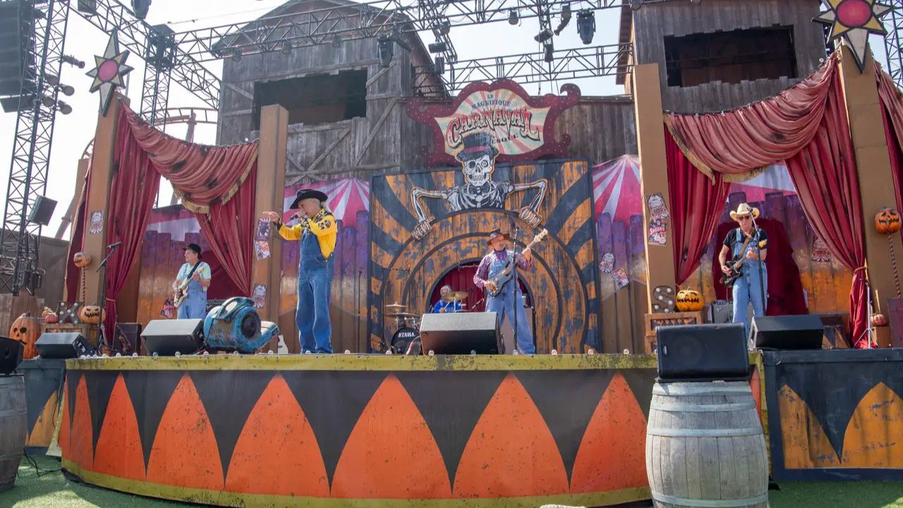 Krazy Kirk and the Hillbillies Brings Calico Mine Stage to Life During Knott’s Spooky Farm