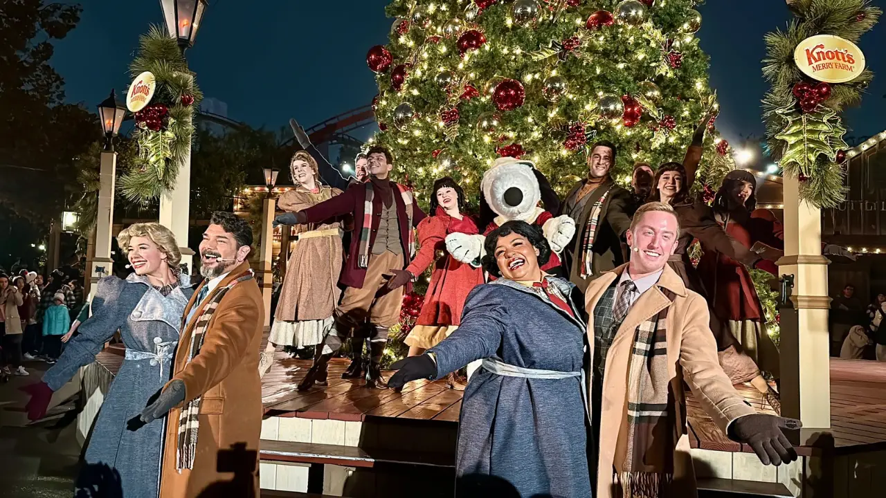 Knott’s Berry Farm Debuts New Tree Lighting Moment