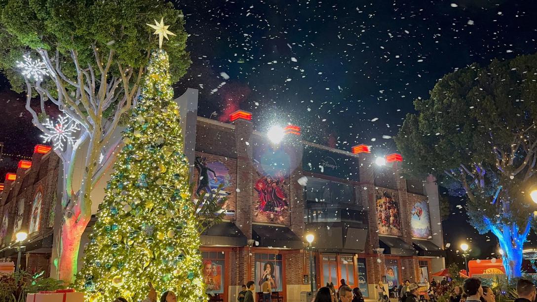 Snow Moment Downtown Disney District Disneyland Resort