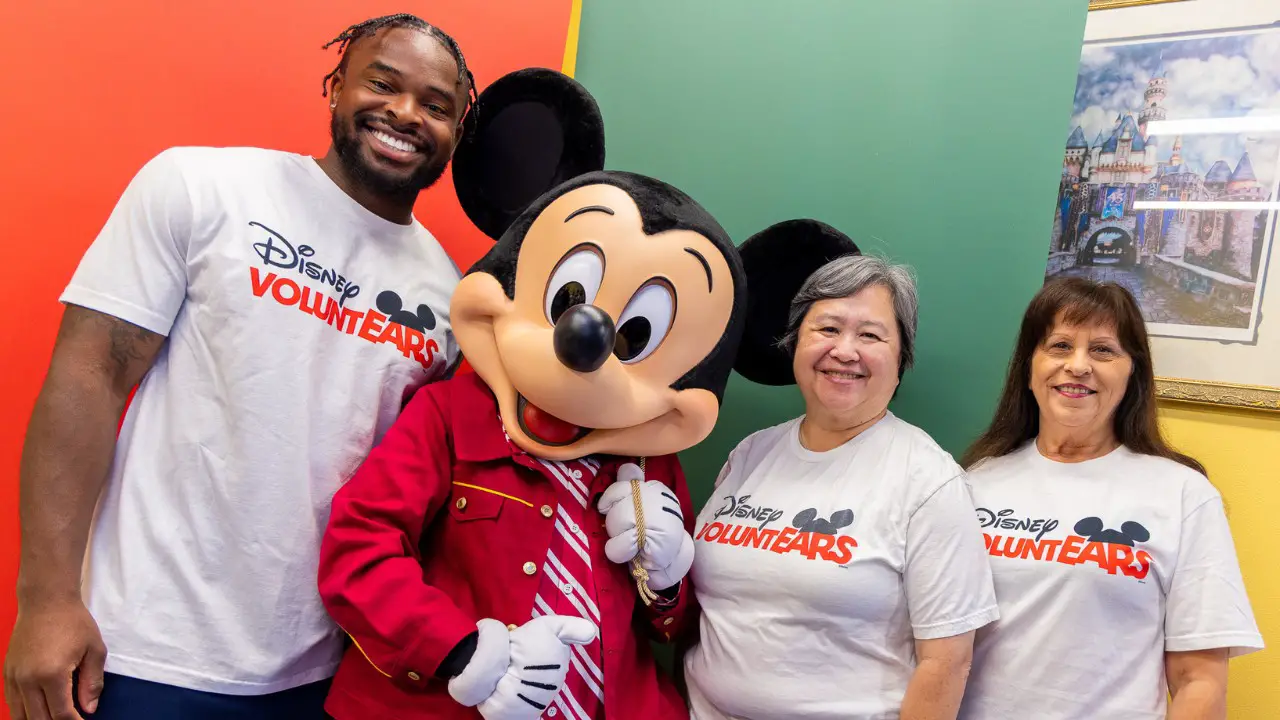 Mickey Mouse, the Disneyland Ambassadors, and Disney VoluntEARS Bring Holiday Magic to Boys and Girls Club of Greater Anaheim-Cypress