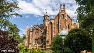 VIDEO: Haunted Mansion at Tokyo Disneyland
