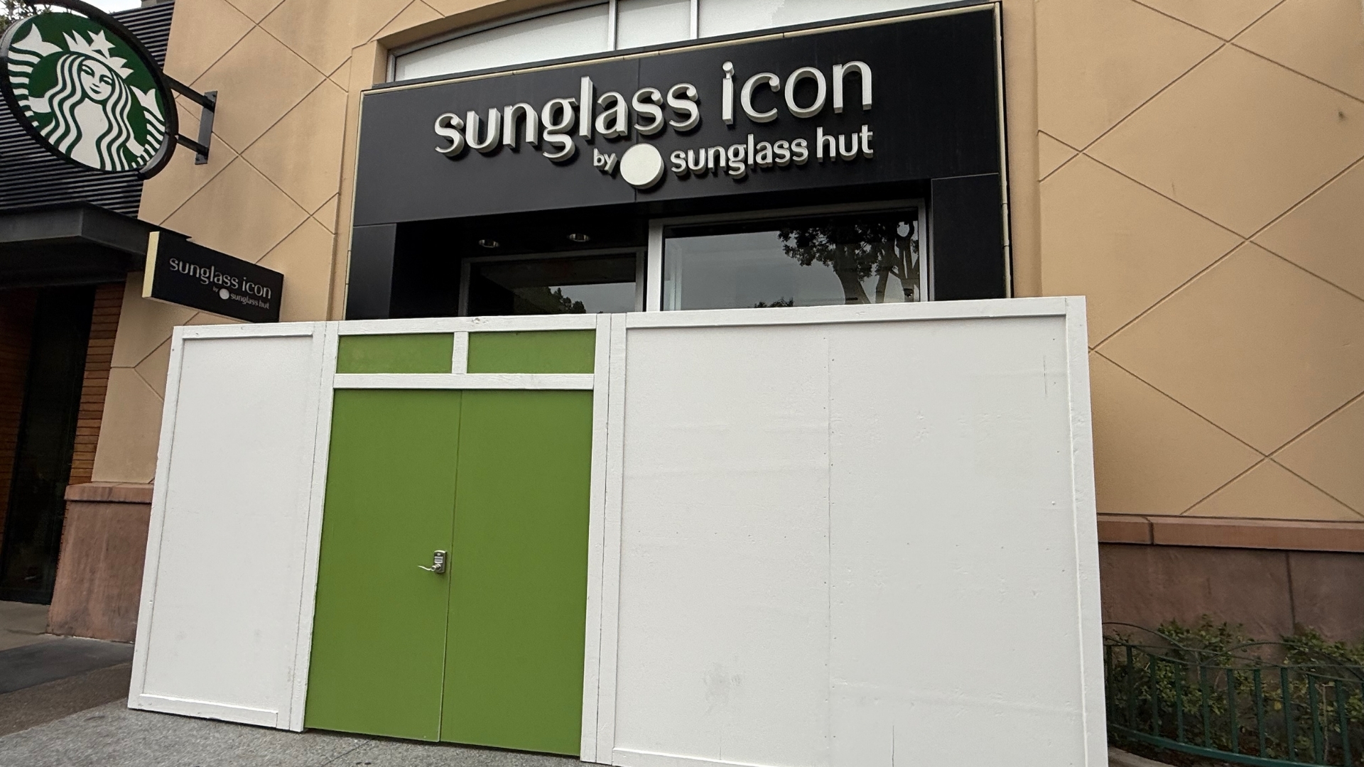 Downtown Disney District Sunglass Icon by Sunglass Hut Closed