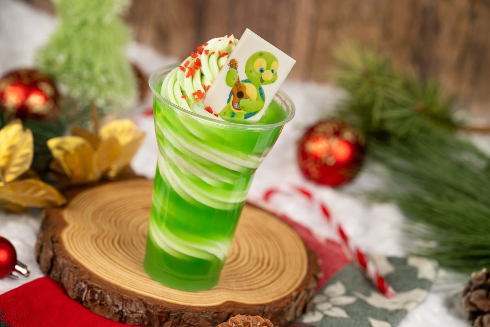Olu Mel Holiday Float: DOLE Whip Lime with DOLE Pineapple Juice, white chocolate piece, and strawberry popping candy (Non-alcoholic)