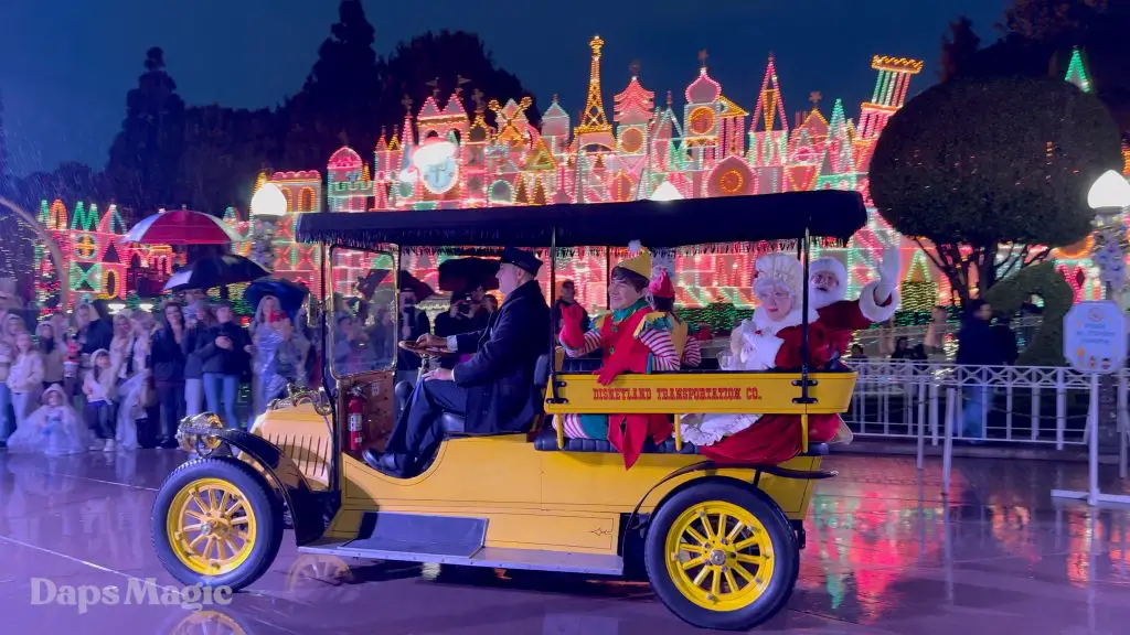 Mickey's Holiday Cavalcade - Rainy Day Cavalcade - Holidays at the Disneyland Resort 2025