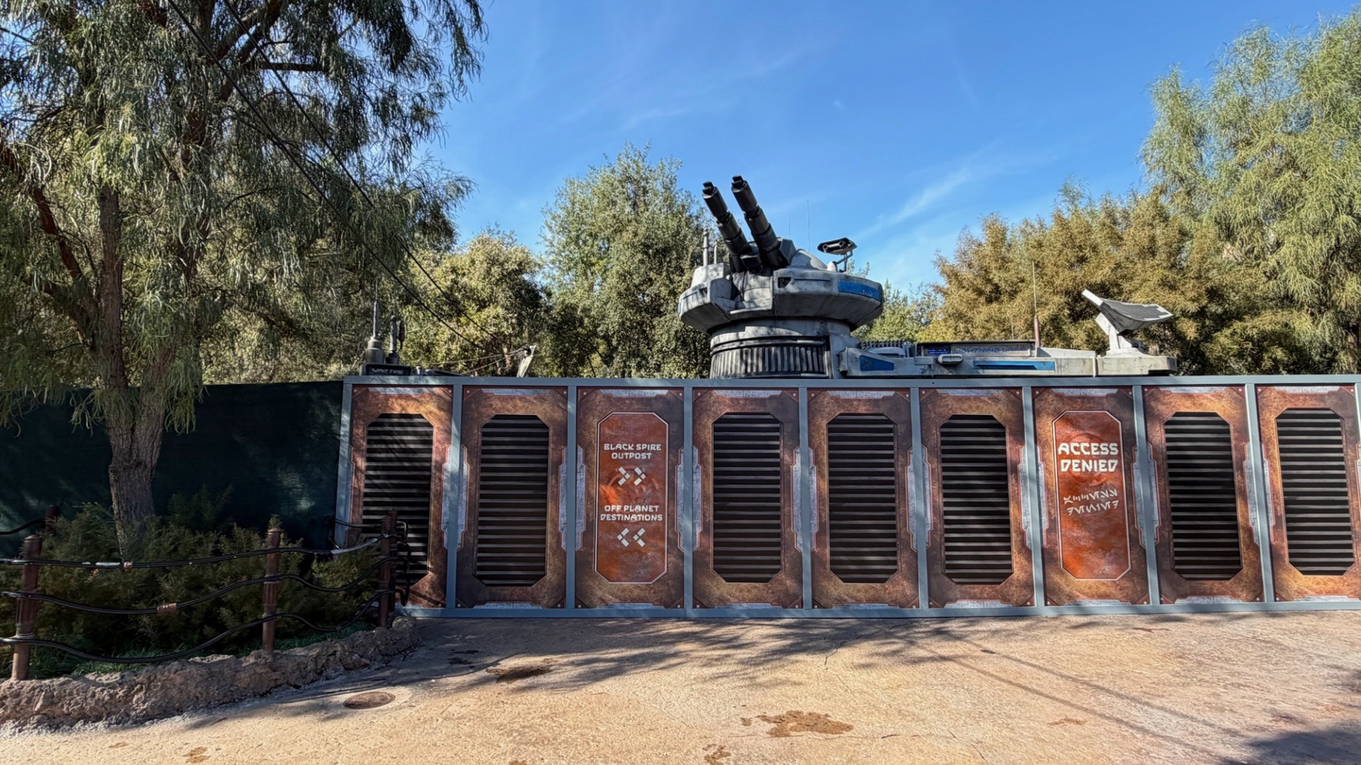 Walls Go Up Around Star Wars: Rise of the Resistance and Oga’s Cantina in Disneyland’s Star Wars: Galaxy’s Edge