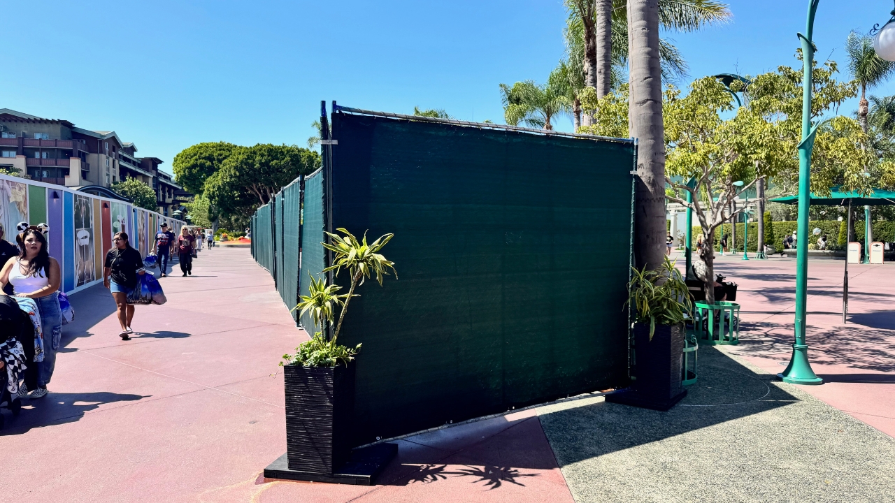 New Fences Appear Near Future Porto’s Location in Disneyland Resort Esplanade