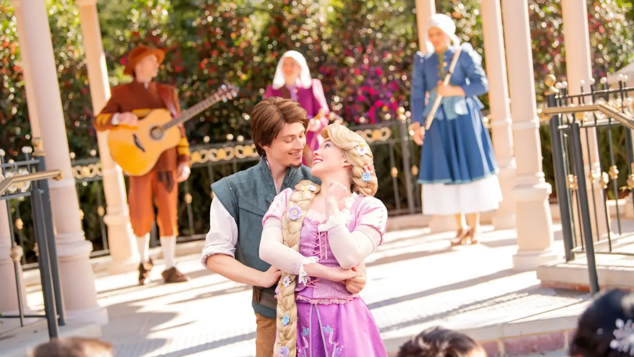 VIDEO: Musical Moment with Rapunzel and Flynn at Disney Adventure World