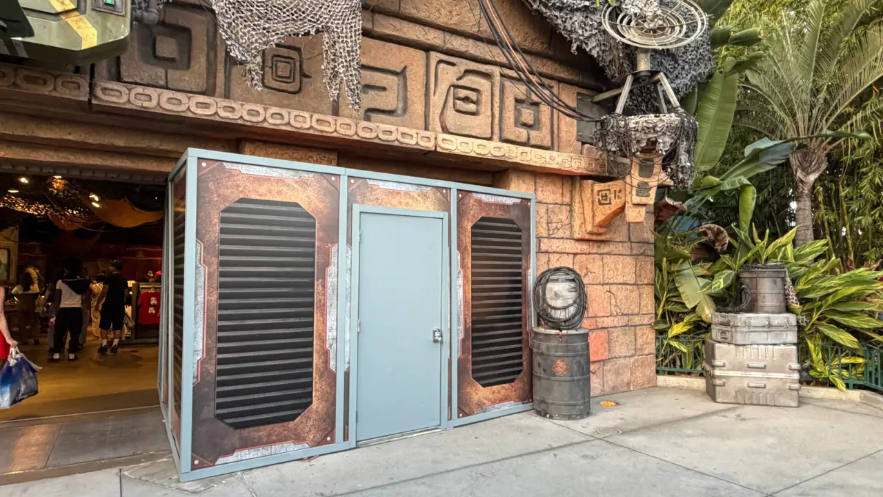 Walls Go Up at Star Wars Trading Post in Downtown Disney District